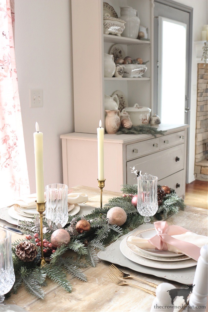 5 Christmas Tablescape Tips for the Breakfast Nook